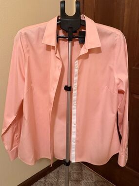 Untuckit Women’s Classic Long-Sleeve Toscano Dress Shirt - Coral 
100% Cotton